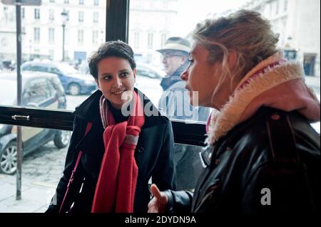 Frigide Barjot (Manif per tutti) e Najat Belkacem-Vallaud (portavoce del Ministro dei diritti della donna e del Governo) . Frigide Barjot dovrebbe organizzare un 'voto cittadino' al di fuori dell'Assemblea nazionale contro il disegno di legge matrimonio per tutti. Da prefetturale continua a diffondersi, è stato vietato nella notte. È rimasta nella caffetteria di Place du Palais Bourbon per ospitare alcuni attivisti contro il matrimonio gay. Parigi, Francia, martedì 12 febbraio 2013. Foto di Nicolas Messyasz/ABACAPRESS.COM Foto Stock