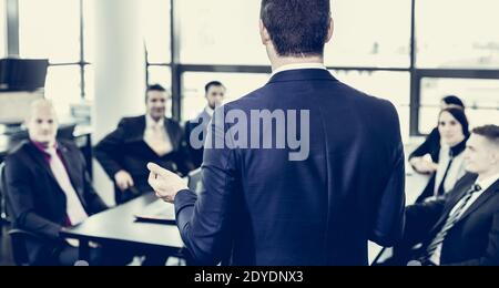Leader di successo del team e del business owner, leader informale in-house business meeting. Uomo d'affari che lavora su un computer portatile in primo piano. Business e. Foto Stock