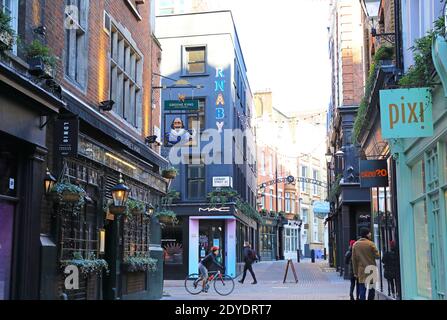 Un'area deserta di Carnaby Street, nel West End di Londra, la vigilia di Natale, nella pandemia del coronavirus, 2020, Regno Unito Foto Stock