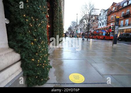 Un momento miserabile per le aziende di Oxford Street, in attesa di Natale, in quanto i negozi sono chiusi in base alle restrizioni di livello 4, nella pandemia del coronavirus, Regno Unito Foto Stock