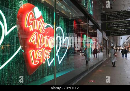 Un momento miserabile per le aziende di Oxford Street, in attesa di Natale, in quanto i negozi sono chiusi in base alle restrizioni di livello 4, nella pandemia del coronavirus, Regno Unito Foto Stock