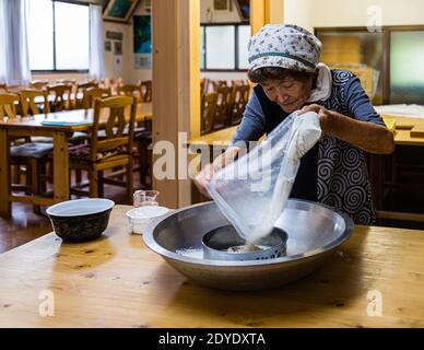 Preparazione di Soba Noodle a Fujinomiya, Giappone Foto Stock