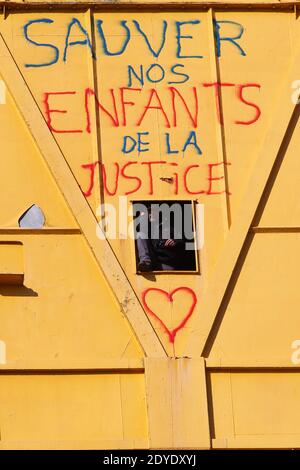 Serge Charnay si trova su una gru gigante il 18 febbraio 2013 a Nantes, il quarto giorno di una protesta per i suoi diritti di padre. Foto di Laetitia Notarianni/ABACAPRESS.COM Foto Stock