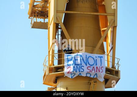 Serge Charnay si trova su una gru gigante il 18 febbraio 2013 a Nantes, il quarto giorno di una protesta per i suoi diritti di padre. Foto di Laetitia Notarianni/ABACAPRESS.COM Foto Stock