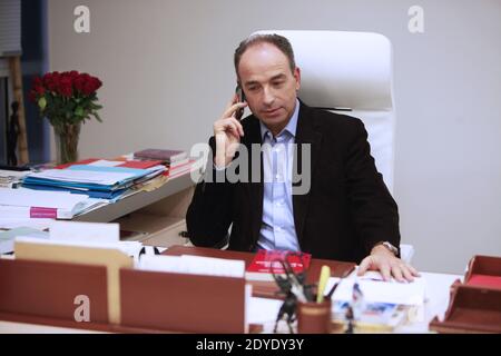 Opposizione di destra Jean-Francois Cope, leader dell'UMP, si è insediato nel suo ufficio presso la sede centrale dell'UMP a Parigi, in Francia, il 16 febbraio 2013. Foto di Axelle de russe/ABACAPRESS.COM Foto Stock