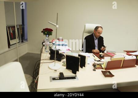 Opposizione di destra Jean-Francois Cope, leader dell'UMP, si è insediato nel suo ufficio presso la sede centrale dell'UMP a Parigi, in Francia, il 16 febbraio 2013. Foto di Axelle de russe/ABACAPRESS.COM Foto Stock