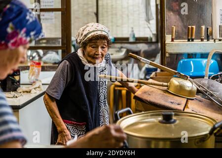 Preparazione di Soba Noodle a Fujinomiya, Giappone Foto Stock