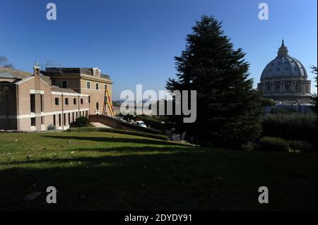 Una veduta del monastero 'Mater Ecclesiae' nei giardini del Vaticano il 19 febbraio 2013. In questo edificio Papa Benedetto XVI si ritirerà dopo le dimissioni. Dopo un breve periodo nella residenza papale estiva di Castel Gandolfo, Benedetto XVI prevede di trasferirsi in questo ex convento nei terreni del Vaticano, attualmente in fase di ristrutturazione. Nel 1992, Papa Giovanni Paolo chiese che la struttura fosse convertita in un convento internazionale per le suore contemplative, che pregavano per il papa e la chiesa. Il convento ha quattro piani, due dei quali contengono 12 celle per le suore wh Foto Stock