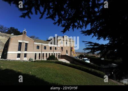 Una veduta del monastero 'Mater Ecclesiae' nei giardini del Vaticano il 19 febbraio 2013. In questo edificio Papa Benedetto XVI si ritirerà dopo le dimissioni. Dopo un breve periodo nella residenza papale estiva di Castel Gandolfo, Benedetto XVI prevede di trasferirsi in questo ex convento nei terreni del Vaticano, attualmente in fase di ristrutturazione. Nel 1992, Papa Giovanni Paolo chiese che la struttura fosse convertita in un convento internazionale per le suore contemplative, che pregavano per il papa e la chiesa. Il convento ha quattro piani, due dei quali contengono 12 celle per le suore wh Foto Stock