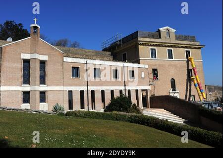 Una veduta del monastero 'Mater Ecclesiae' nei giardini del Vaticano il 19 febbraio 2013. In questo edificio Papa Benedetto XVI si ritirerà dopo le dimissioni. Dopo un breve periodo nella residenza papale estiva di Castel Gandolfo, Benedetto XVI prevede di trasferirsi in questo ex convento nei terreni del Vaticano, attualmente in fase di ristrutturazione. Nel 1992, Papa Giovanni Paolo chiese che la struttura fosse convertita in un convento internazionale per le suore contemplative, che pregavano per il papa e la chiesa. Il convento ha quattro piani, due dei quali contengono 12 celle per le suore wh Foto Stock