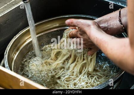 Preparazione di Soba Noodle a Fujinomiya, Giappone Foto Stock