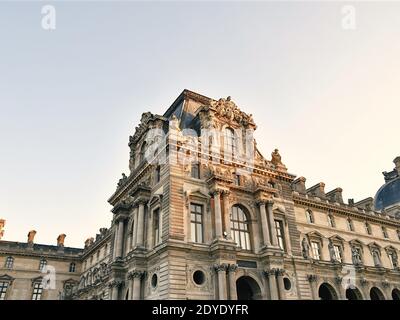 Un primo piano della parte del complesso del Palazzo del Louvre a Parigi, Francia Foto Stock