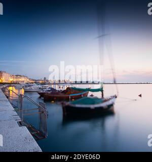 Porto di Trieste di notte - esposizione lunga Foto Stock