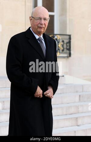 Il fondatore del World Economic Forum (WEF) Klaus Schwab lascia il Palazzo Elysee dopo un incontro con il presidente francese, a Parigi, in Francia, il 21 febbraio 2013. Foto di Stephane Lemouton/ABACAPRESS.COM Foto Stock