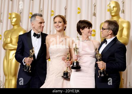 Daniel Day-Lewis, Jennifer Lawrence, Anne Hathaway e Christoph Waltz posano nella sala stampa durante l'85esimo Oscar annuale Academy Awards il 24 febbraio 2013 a Los Angeles, CA, USA. Foto di Lionel Hahn/ABACAPRESS.COM Foto Stock