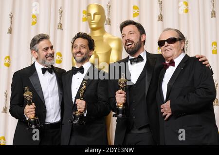 Jack Nicholson, i produttori George Clooney e Grant Heslov e ben Affleck, attore-produttore-regista, vincitori del premio Best Picture per la posa 'Argo' nella sala stampa durante gli Oscar tenuti al Loews Hollywood Hotel il 24 febbraio 2013 a Los Angeles, CA, USA. Foto di Lionel Hahn/ABACAPRESS.COM Foto Stock