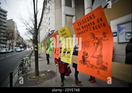 I membri del personale nazionale francese per l'istruzione manifestano al di fuori della sede del Rettorat de Paris, l'Amministrazione del Consiglio scolastico di Parigi, a Parigi, in Francia, il 28 febbraio 2013. Gli insegnanti sono in sciopero per chiedere l'abrogazione del piano del governo di riformare la legge sugli orari scolastici. Foto di Nicolas Messyasz/ABACAPRESS.COM Foto Stock