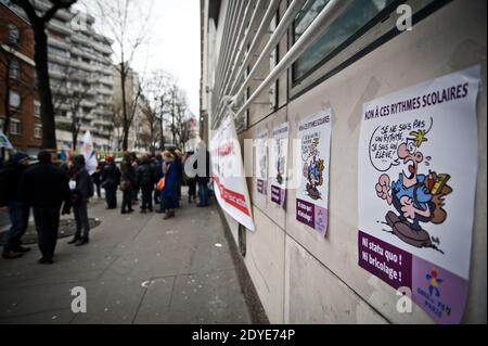I membri del personale nazionale francese per l'istruzione manifestano al di fuori della sede del Rettorat de Paris, l'Amministrazione del Consiglio scolastico di Parigi, a Parigi, in Francia, il 28 febbraio 2013. Gli insegnanti sono in sciopero per chiedere l'abrogazione del piano del governo di riformare la legge sugli orari scolastici. Foto di Nicolas Messyasz/ABACAPRESS.COM Foto Stock