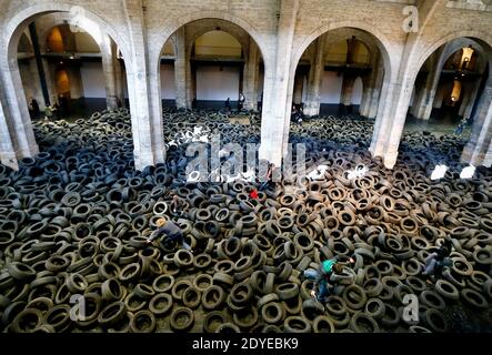 La mostra 'Allan Kaprow YARD' è stata inaugurata presso il Centre d'Arts Plastiques Contemporains CAPC, il Museo d'Arte Contemporanea di Bordeaux, nella Francia sud-occidentale, il 3 marzo 2013. 40 tonnellate di pneumatici usati, attraverso i quali i visitatori possono saltare e strisciare, sono stati accumulati nella navata enorme del museo per celebrare il suo 40 ° anniversario. L'installazione del pittore americano Allan Kaprew (1927-2006) si è svolta per la prima volta a New York City nel 1961 ed è stata radicalmente reinterpretata in altre località dieci volte prima della sua morte. Kaprow è considerato il creatore di Happenings. Foto di Patrol Foto Stock