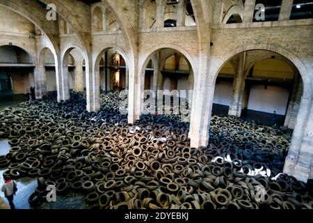 La mostra 'Allan Kaprow YARD' è stata inaugurata presso il Centre d'Arts Plastiques Contemporains CAPC, il Museo d'Arte Contemporanea di Bordeaux, nella Francia sud-occidentale, il 3 marzo 2013. 40 tonnellate di pneumatici usati, attraverso i quali i visitatori possono saltare e strisciare, sono stati accumulati nella navata enorme del museo per celebrare il suo 40 ° anniversario. L'installazione del pittore americano Allan Kaprew (1927-2006) si è svolta per la prima volta a New York City nel 1961 ed è stata radicalmente reinterpretata in altre località dieci volte prima della sua morte. Kaprow è considerato il creatore di Happenings. Foto di Patrol Foto Stock