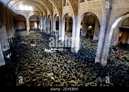 La mostra 'Allan Kaprow YARD' è stata inaugurata presso il Centre d'Arts Plastiques Contemporains CAPC, il Museo d'Arte Contemporanea di Bordeaux, nella Francia sud-occidentale, il 3 marzo 2013. 40 tonnellate di pneumatici usati, attraverso i quali i visitatori possono saltare e strisciare, sono stati accumulati nella navata enorme del museo per celebrare il suo 40 ° anniversario. L'installazione del pittore americano Allan Kaprew (1927-2006) si è svolta per la prima volta a New York City nel 1961 ed è stata radicalmente reinterpretata in altre località dieci volte prima della sua morte. Kaprow è considerato il creatore di Happenings. Foto di Patrol Foto Stock