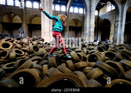 La mostra 'Allan Kaprow YARD' è stata inaugurata presso il Centre d'Arts Plastiques Contemporains CAPC, il Museo d'Arte Contemporanea di Bordeaux, nella Francia sud-occidentale, il 3 marzo 2013. 40 tonnellate di pneumatici usati, attraverso i quali i visitatori possono saltare e strisciare, sono stati accumulati nella navata enorme del museo per celebrare il suo 40 ° anniversario. L'installazione del pittore americano Allan Kaprew (1927-2006) si è svolta per la prima volta a New York City nel 1961 ed è stata radicalmente reinterpretata in altre località dieci volte prima della sua morte. Kaprow è considerato il creatore di Happenings. Foto di Patrol Foto Stock