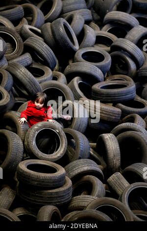 La mostra 'Allan Kaprow YARD' è stata inaugurata presso il Centre d'Arts Plastiques Contemporains CAPC, il Museo d'Arte Contemporanea di Bordeaux, nella Francia sud-occidentale, il 3 marzo 2013. 40 tonnellate di pneumatici usati, attraverso i quali i visitatori possono saltare e strisciare, sono stati accumulati nella navata enorme del museo per celebrare il suo 40 ° anniversario. L'installazione del pittore americano Allan Kaprew (1927-2006) si è svolta per la prima volta a New York City nel 1961 ed è stata radicalmente reinterpretata in altre località dieci volte prima della sua morte. Kaprow è considerato il creatore di Happenings. Foto di Patrol Foto Stock