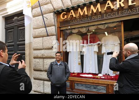 Il minuscolo e vecchio negozio 'Gammarelli' nel centro di Roma, in Italia, ha esposto il 4 marzo 2013 le tre serie di paramenti bianchi da spedire in Vaticano per il nuovo papa. Qui sono state realizzate tre versioni, piccole, medie e grandi dei paramenti bianchi che il nuovo papa indosserà quando apparirà per la prima volta al mondo. 'Gammarelli', come è conosciuta la casa di moda ecclesiastica, ha vestito i capi spirituali della Chiesa Cattolica Romana dal 1798. "Abbiamo preparato tre paramenti in lana bianca, una stola, loschi rossi, un cappuccio coprioggetto, nonché un capo in velluto rosso con bordo in pelliccia bianca, dal momento che è wi Foto Stock