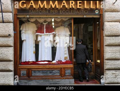 Il minuscolo e vecchio negozio 'Gammarelli' nel centro di Roma, in Italia, ha esposto il 4 marzo 2013 le tre serie di paramenti bianchi da spedire in Vaticano per il nuovo papa. Qui sono state realizzate tre versioni, piccole, medie e grandi dei paramenti bianchi che il nuovo papa indosserà quando apparirà per la prima volta al mondo. 'Gammarelli', come è conosciuta la casa di moda ecclesiastica, ha vestito i capi spirituali della Chiesa Cattolica Romana dal 1798. "Abbiamo preparato tre paramenti in lana bianca, una stola, loschi rossi, un cappuccio coprioggetto, nonché un capo in velluto rosso con bordo in pelliccia bianca, dal momento che è wi Foto Stock