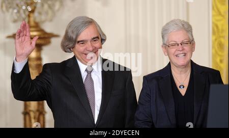 Gina McCarthy, il nuovo capo dell'Agenzia per la protezione dell'ambiente ed Ernest Moniz, il nuovo segretario dell'energia guarda sopra come il presidente Barack Obama annuncia tre nomine a livello di gabinetto compreso Sylvia Matthews Burwell, a capo dell'Ufficio di Gestione e di bilancio alla Casa Bianca il 4 marzo 2013 a Washington, DC, USA. Foto di Olivier Douliery/ABACAPRESS.COM Foto Stock