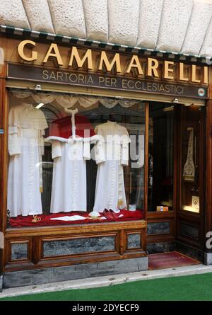 Il minuscolo e vecchio negozio 'Gammarelli' nel centro di Roma, in Italia, ha esposto il 4 marzo 2013 le tre serie di paramenti bianchi da spedire in Vaticano per il nuovo papa. Qui sono state realizzate tre versioni, piccole, medie e grandi dei paramenti bianchi che il nuovo papa indosserà quando apparirà per la prima volta al mondo. 'Gammarelli', come è conosciuta la casa di moda ecclesiastica, ha vestito i capi spirituali della Chiesa Cattolica Romana dal 1798. "Abbiamo preparato tre paramenti in lana bianca, una stola, loschi rossi, un cappuccio coprioggetto, nonché un capo in velluto rosso con bordo in pelliccia bianca, dal momento che è wi Foto Stock