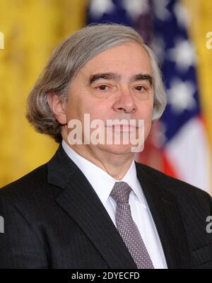 Ernest Moniz, il nuovo segretario per l'energia, guarda avanti mentre il presidente Barack Obama annuncia tre nomine a livello di gabinetto, tra cui Gina McCarthy, in qualità di Agenzia per la protezione ambientale e Sylvia Matthews Burwell, a capo dell'Ufficio di Gestione e bilancio alla Casa Bianca il 4 marzo 2013 a Washington, DC, USA. Foto di Olivier Douliery/ABACAPRESS.COM Foto Stock