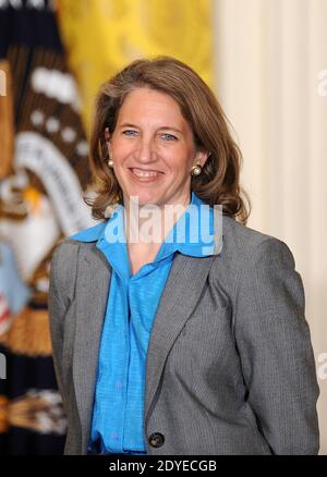 Sylvia Matthews Burwell, il nuovo capo dell'ufficio di gestione e di bilancio, guarda come il presidente Barack Obama annuncia tre nomine a livello di gabinetto, tra cui Gina McCarthy, in qualità di Agenzia per la protezione ambientale Ernest Moniz, come suo nuovo segretario per l'energia alla Casa Bianca il 4 marzo 2013 a Washington, DC, USA. Foto di Olivier Douliery/ABACAPRESS.COM Foto Stock