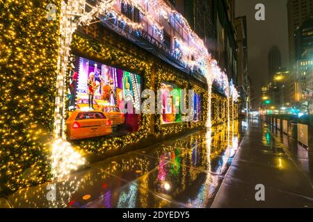 La finestra di Natale di Saks Fifth Avenue mostra brillare all'alba a Natale 2020. Foto Stock