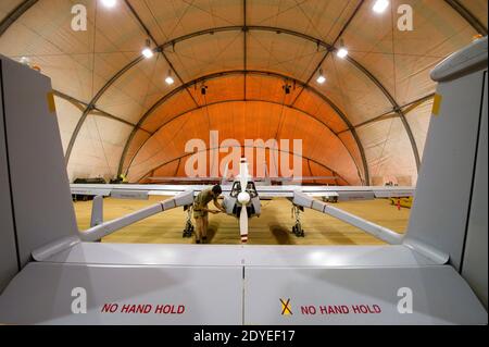 La foto dell'handout rilasciata dall'esercito francese il 5 marzo 2013 mostra un drone EADS Harfang operato nella base aerea di Niamey, Niger, il 2 febbraio 2013. Foto di ECPAD/ABACAPRESS.COM Foto Stock