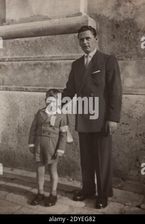 MILANO, ITALIA 2 OTTOBRE 1951: Papà e Figlio negli anni 50 Foto Stock