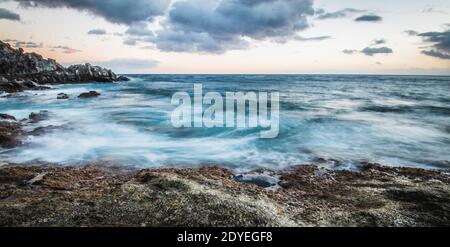 Onde infrangere sulla scogliera di pietra Oceano atlantico sull'isola di Tenerife, oceano in movimento sulle isole Canarie, Spagna. Foto Stock