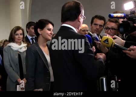 il presidente francese Francois Hollande e la sua compagna Valerie Trierweiler affiancata da Najat Vallaud Belkacem incontrano l'associazione Force femmes, che accompagna e sostiene le donne di oltre 45 anni nei loro passi di ritorno al lavoro e creazione di società a Parigi, in Francia, l'8 marzo 2013. Foto di Stephane Lemouton/ABACAPRESS.COM Foto Stock