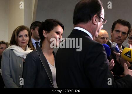 il presidente francese Francois Hollande e la sua compagna Valerie Trierweiler affiancata da Najat Vallaud Belkacem incontrano l'associazione Force femmes, che accompagna e sostiene le donne di oltre 45 anni nei loro passi di ritorno al lavoro e creazione di società a Parigi, in Francia, l'8 marzo 2013. Foto di Stephane Lemouton/ABACAPRESS.COM Foto Stock