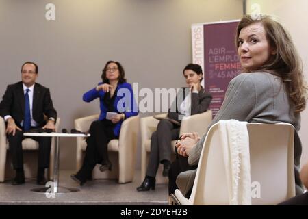 il presidente francese Francois Hollande e la sua compagna Valerie Trierweiler affiancata da Najat Vallaud Belkacem incontrano l'associazione Force femmes, che accompagna e sostiene le donne di oltre 45 anni nei loro passi di ritorno al lavoro e creazione di società a Parigi, in Francia, l'8 marzo 2013. Foto di Stephane Lemouton/ABACAPRESS.COM Foto Stock