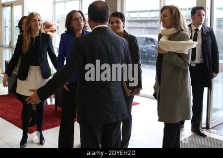 il presidente francese Francois Hollande e la sua compagna Valerie Trierweiler affiancata da Najat Vallaud Belkacem incontrano l'associazione Force femmes, che accompagna e sostiene le donne di oltre 45 anni nei loro passi di ritorno al lavoro e creazione di società a Parigi, in Francia, l'8 marzo 2013. Foto di Stephane Lemouton/ABACAPRESS.COM Foto Stock