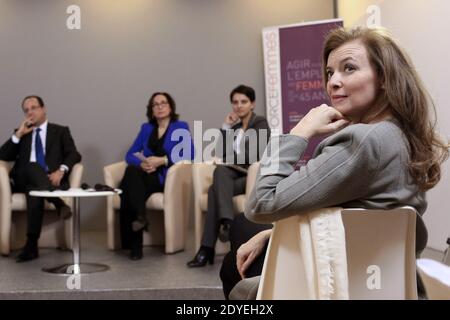 il presidente francese Francois Hollande e la sua compagna Valerie Trierweiler affiancata da Najat Vallaud Belkacem incontrano l'associazione Force femmes, che accompagna e sostiene le donne di oltre 45 anni nei loro passi di ritorno al lavoro e creazione di società a Parigi, in Francia, l'8 marzo 2013. Foto di Stephane Lemouton/ABACAPRESS.COM Foto Stock