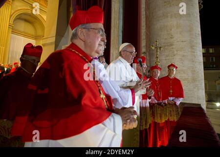 Il Cardinale argentino Jorge Mario Bergoglio viene eletto nuovo Papa Francesco della Chiesa Cattolica, il primo latino-americano in carica il 13 marzo 2013 in Vaticano. Il cardinale Bergoglio fu eletto in cinque voti di un conclave di 115 cardinali, e apparve immediatamente a dire la preghiera del Signore alle folle sulla piazza del Vaticano. Foto di ABACAPRESS.COM Foto Stock