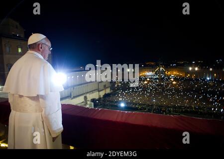 Il Cardinale argentino Jorge Mario Bergoglio viene eletto nuovo Papa Francesco della Chiesa Cattolica, il primo latino-americano in carica il 13 marzo 2013 in Vaticano. Il cardinale Bergoglio fu eletto in cinque voti di un conclave di 115 cardinali, e apparve immediatamente a dire la preghiera del Signore alle folle sulla piazza del Vaticano. Foto di ABACAPRESS.COM Foto Stock