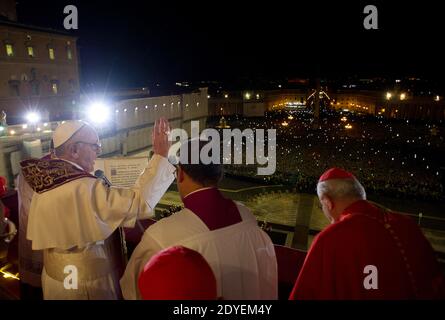 Il Cardinale argentino Jorge Mario Bergoglio viene eletto nuovo Papa Francesco della Chiesa Cattolica, il primo latino-americano in carica il 13 marzo 2013 in Vaticano. Il cardinale Bergoglio fu eletto in cinque voti di un conclave di 115 cardinali, e apparve immediatamente a dire la preghiera del Signore alle folle sulla piazza del Vaticano. Foto di ABACAPRESS.COM Foto Stock