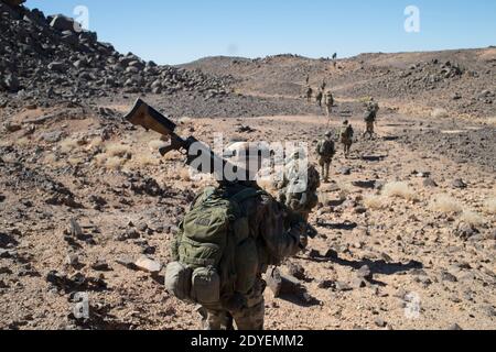 La foto dell'handout rilasciata dall'esercito francese il 14 marzo mostra che le forze di terra francesi si impadronono del ‘Camp des Rochers’ sulle montagne Adrar des Ifoghas nel Mali settentrionale, l'8 marzo 2013. L'Adrar des Ifoghas, una delle catene montuose più proibenti d'Africa, si trova nella regione di Kidal, nel Mali settentrionale, vicino al confine algerino. I soldati francesi che trasportano oltre 50 kg di attrezzature si fanno trasportare attraverso il calore di 45 gradi Celsius e l'area rocciosa e aspra che hanno soprannominato "Planet Mars". Foto di ECPAD/ABACAPRESS.COM Foto Stock