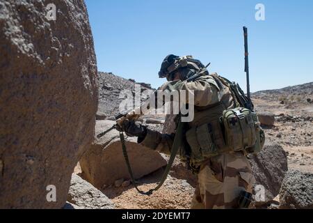 La foto dell'handout rilasciata dall'esercito francese il 14 marzo mostra che le forze di terra francesi si impadronono del ‘Camp des Rochers’ sulle montagne Adrar des Ifoghas nel Mali settentrionale, l'8 marzo 2013. L'Adrar des Ifoghas, una delle catene montuose più proibenti d'Africa, si trova nella regione di Kidal, nel Mali settentrionale, vicino al confine algerino. I soldati francesi che trasportano oltre 50 kg di attrezzature si fanno trasportare attraverso il calore di 45 gradi Celsius e l'area rocciosa e aspra che hanno soprannominato "Planet Mars". Foto di ECPAD/ABACAPRESS.COM Foto Stock