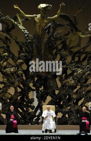 Papa Francesco partecipa ad un incontro con i media nella Sala del Papa VI, in Vaticano, il 16 marzo 2013. Papa Francesco, dando la sua più chiara indicazione ancora che vuole una Chiesa cattolica più austera, ha detto che dovrebbe essere povera e ricordare che la sua missione è quella di servire i poveri. Il papa ha commentato in udienza con i giornalisti, spiegando perché ha scelto di prendere il nome Francesco, dopo San Francesco d'Assisi, simbolo di pace, austerità e povertà. Foto di Eric Vandeville/ABACAPRESS.COM Foto Stock