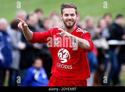 M Pokora participe à son tout Premier match de football officiel depuis qu'il a integré l'equipe du Varietes club de France. Attaquant de son equipe, à l'occasione d'un match de bienfaisance pour les enfants handicap, il affronte le FC Garazi, club Basque, à Saint Jean Pied de Port à la frontiere Espagnole le 17 Mars 2013. Son equipe gagne le match sur le score de 6 à 2. M Pokora est le fils d'André Tota ancien joueur Pro du championnat Francais dans les annees 70. Foto di Patrick Bernard/ABACAPRESS.COM Foto Stock