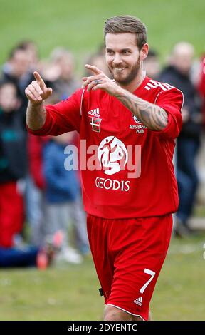 M Pokora participe à son tout Premier match de football officiel depuis qu'il a integré l'equipe du Varietes club de France. Attaquant de son equipe, à l'occasione d'un match de bienfaisance pour les enfants handicap, il affronte le FC Garazi, club Basque, à Saint Jean Pied de Port à la frontiere Espagnole le 17 Mars 2013. Son equipe gagne le match sur le score de 6 à 2. M Pokora est le fils d'André Tota ancien joueur Pro du championnat Francais dans les annees 70. Foto di Patrick Bernard/ABACAPRESS.COM Foto Stock